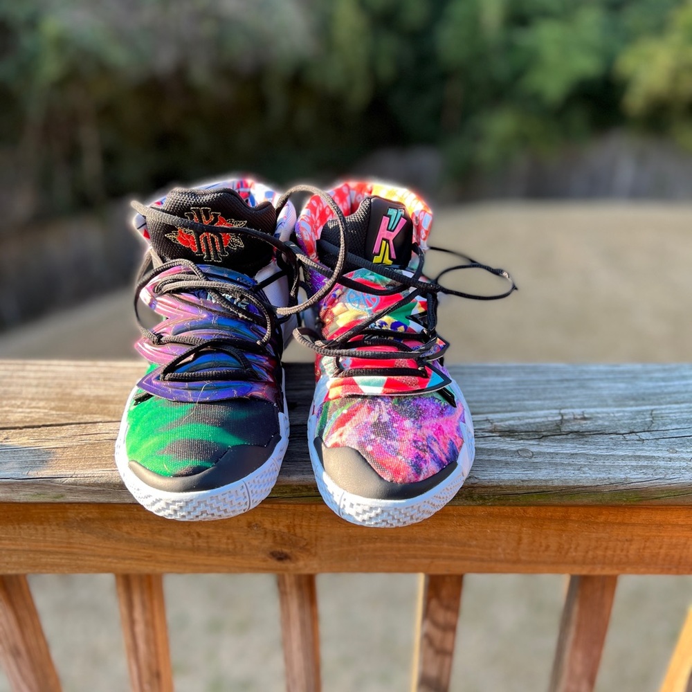 NIKE KYRIE “KYBRID” S2 size 9